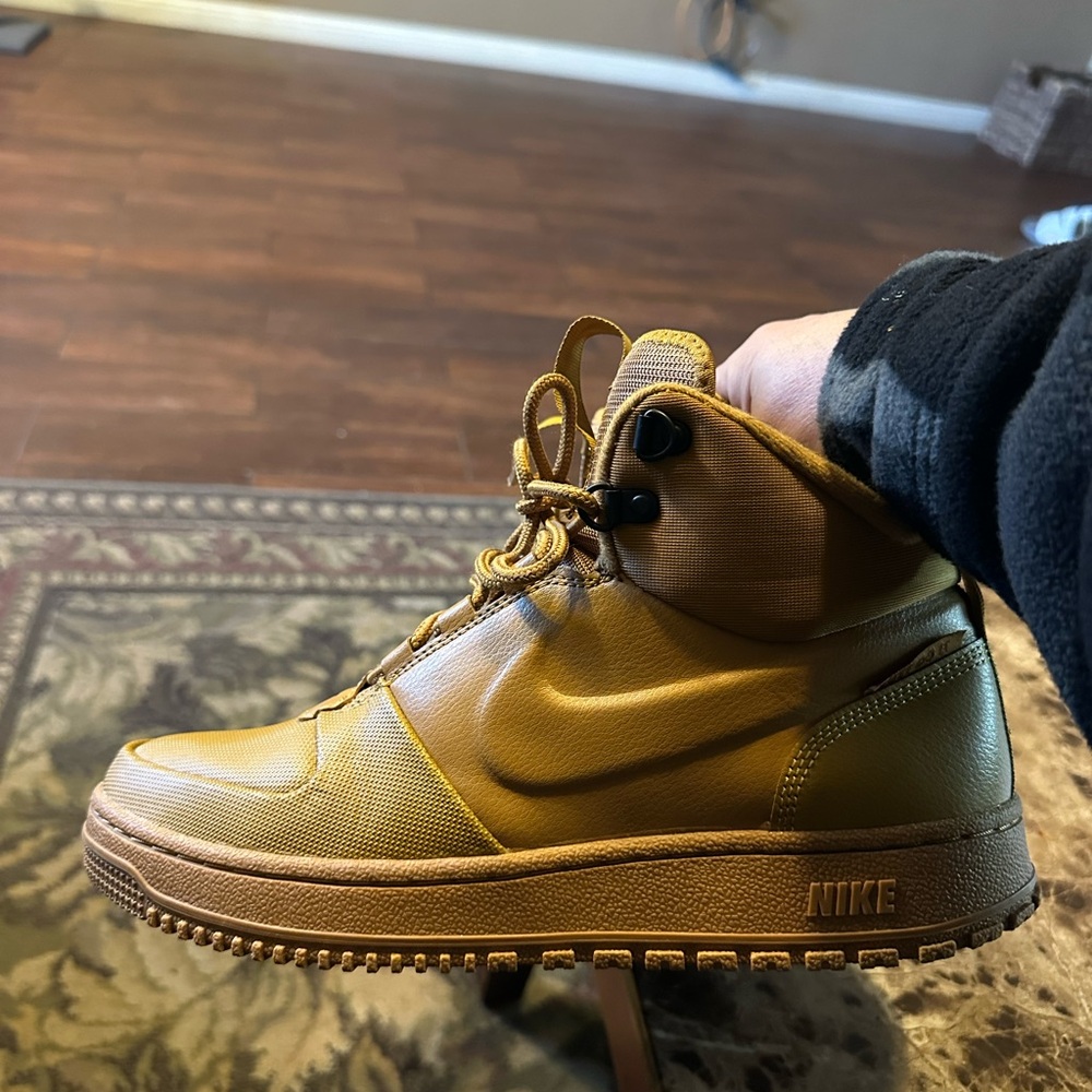 Nike Men's Brown High-Top Sneakers size 9